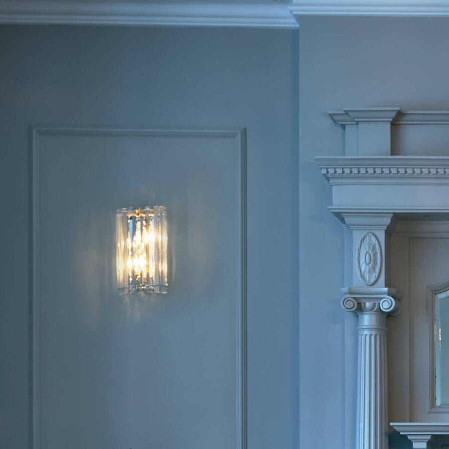 Vue d'ensemble dans un intérieur classique avec moulures et colonne blanche, lumière chaude