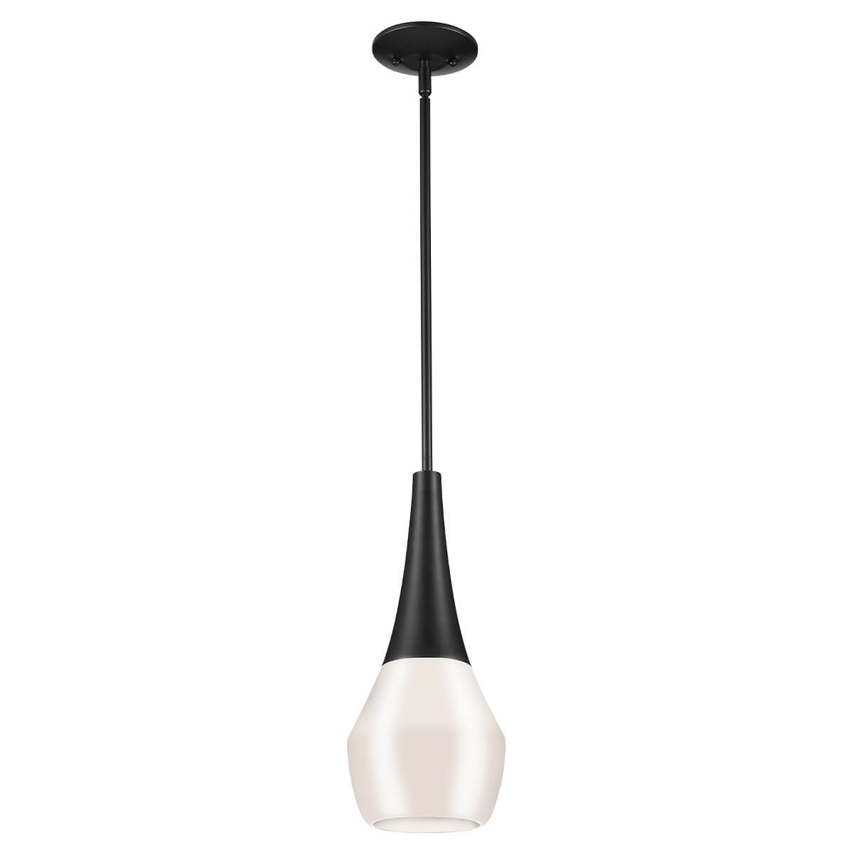 Vue de face de la suspension noire avec abat-jour en verre opale