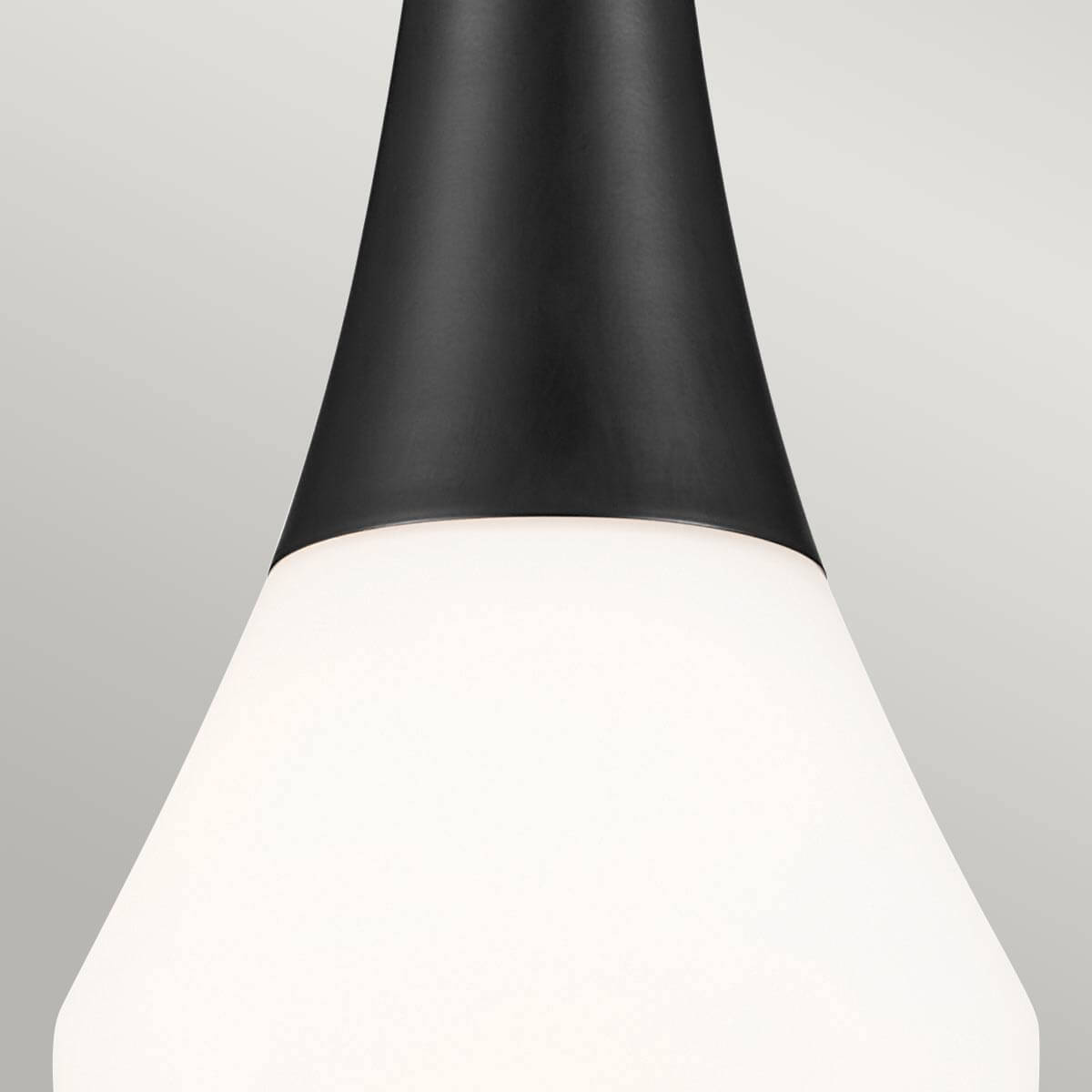 Détail de la partie supérieure noire et de la jonction avec le verre opale