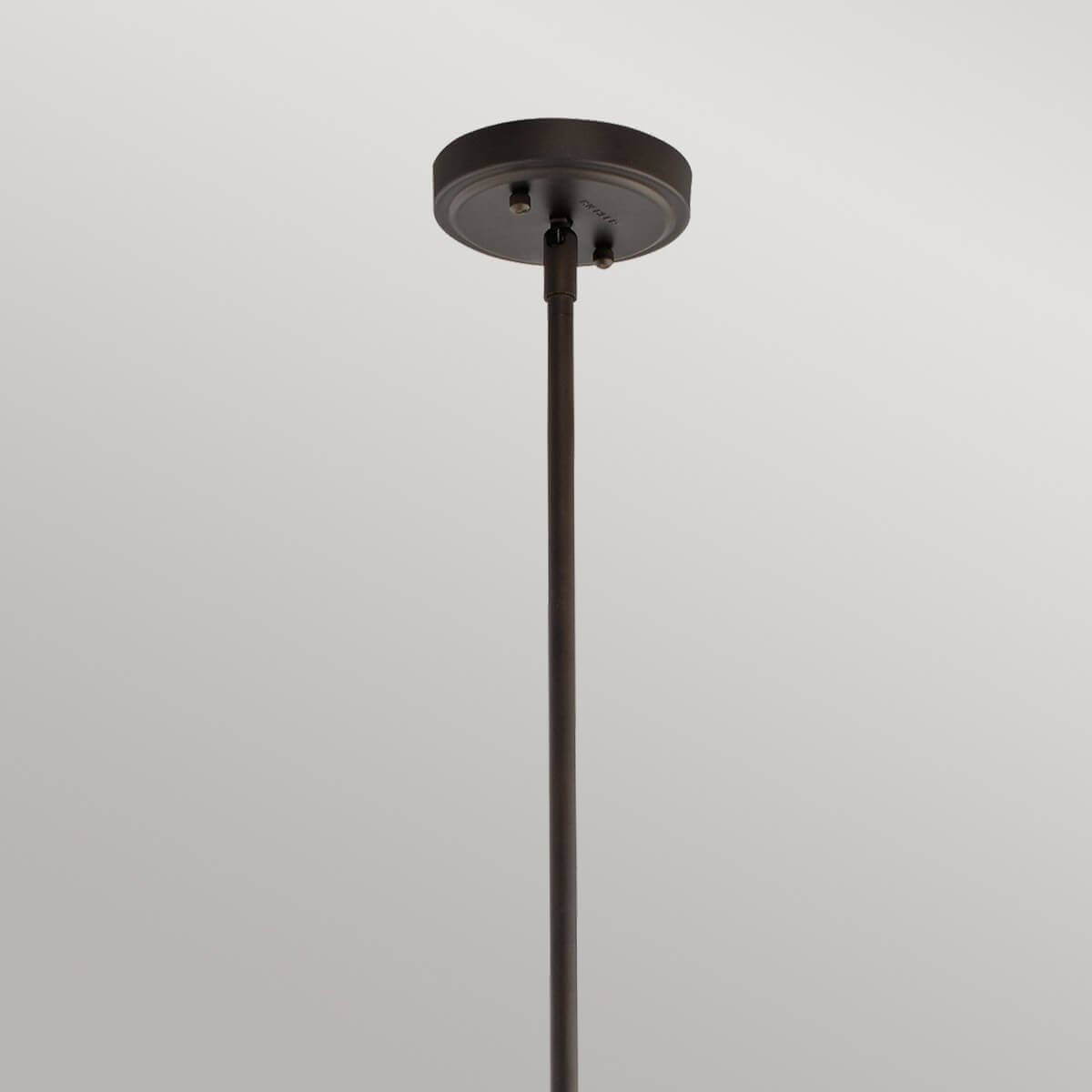 Détail de la rosace de plafond bronze et fixation de la tige filetée.