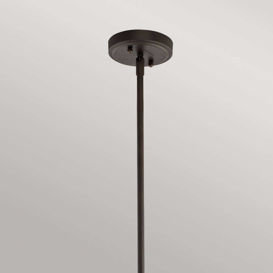 Détail de la rosace de plafond bronze et fixation de la tige filetée.