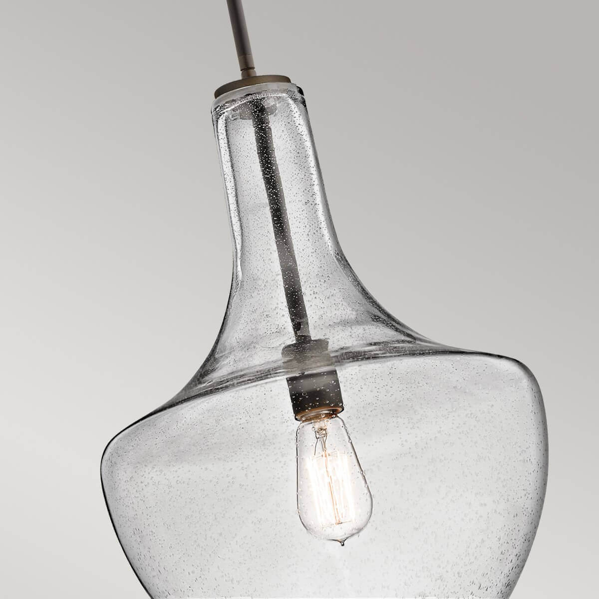 Gros plan sur le col en verre bullé et la douille métallique de la suspension.