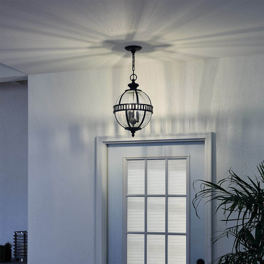 Suspension éclairée la nuit, ombres projetées au plafond au-dessus de la porte