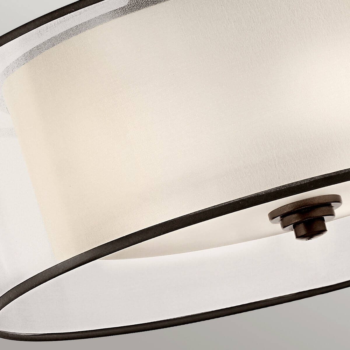 Gros plan sur le bas du luminaire, bord bronze et verre dépoli intérieur