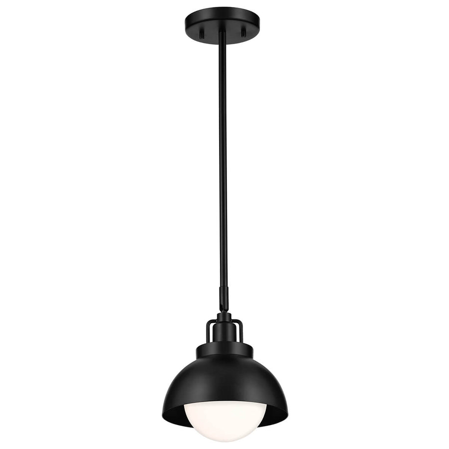 Suspension noire à tige avec abat-jour en dôme et diffuseur en verre blanc.