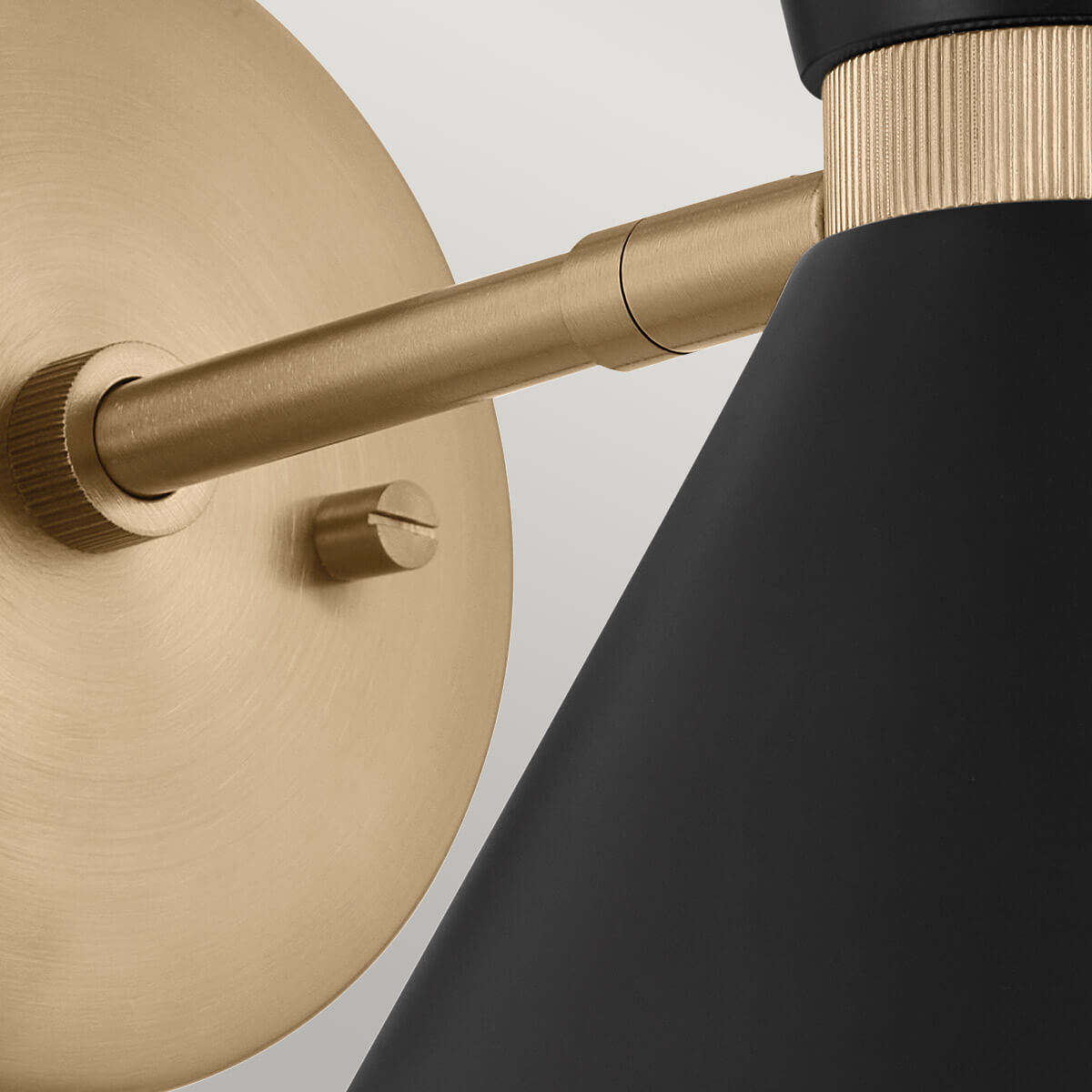 Détail de la rosace ronde en bronze brossé et de la tige filetée