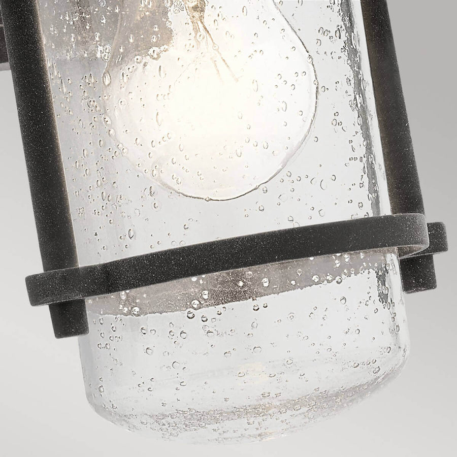 Détail du verre soufflé bullé et de l'ampoule allumée sous la collerette.