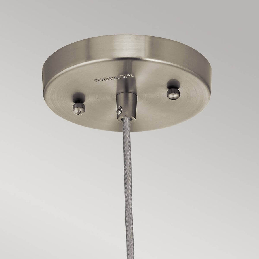 Détail du pavillon rond en nickel brossé fixé au câble tressé gris