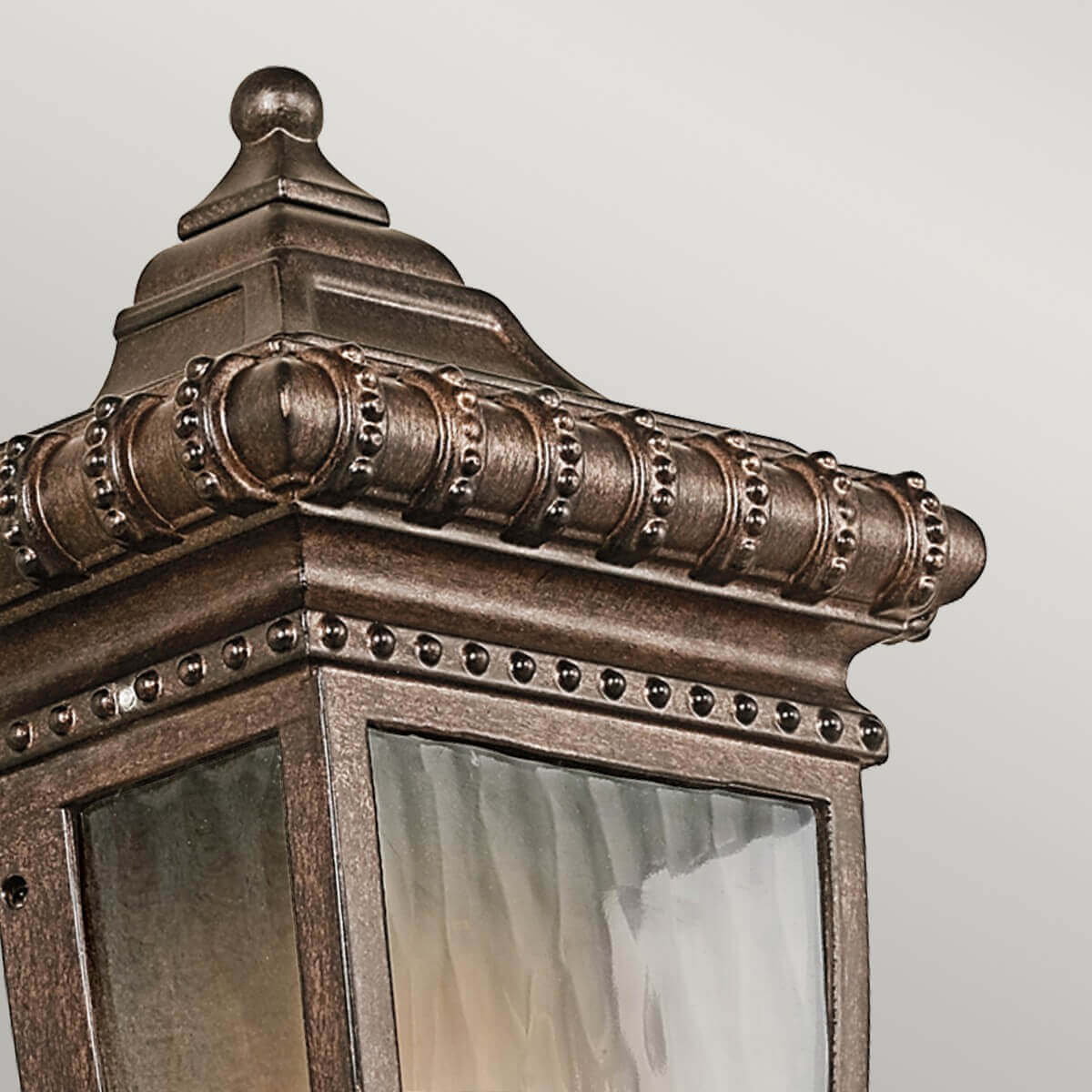 Détail du sommet mouluré avec boule décorative et corniche ornée de perles