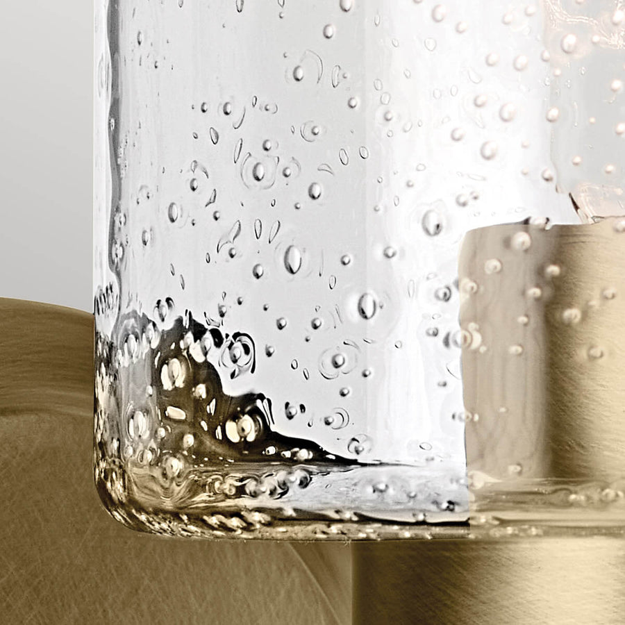 Gros plan sur la texture du verre grêlé et ses bulles apparentes