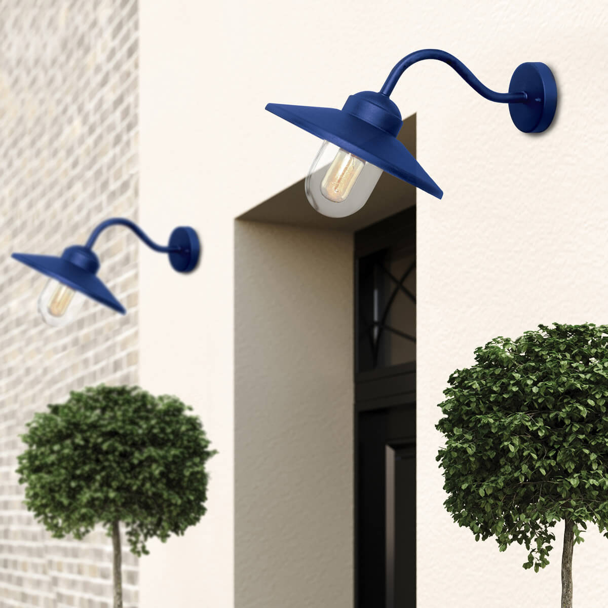 Mise en ambiance extérieure, deux appliques bleues sur façade avec arbustes