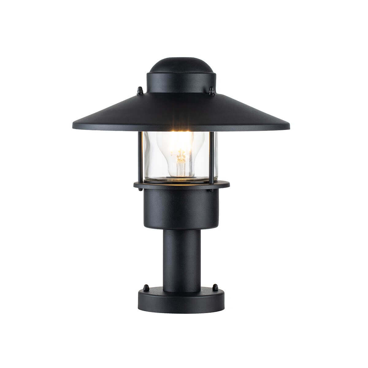 Vue de face du lampadaire extérieur noir, ampoule allumée sous large abat-jour conique
