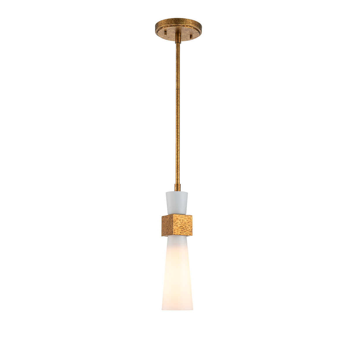 Vue de face du luminaire entier, tige dorée et diffuseur en verre opale