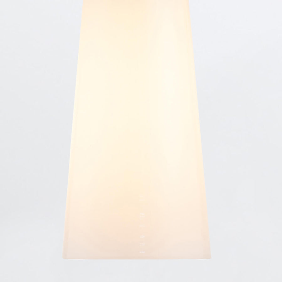 Détail du diffuseur en verre opale éclairé, dégradé de lumière chaude
