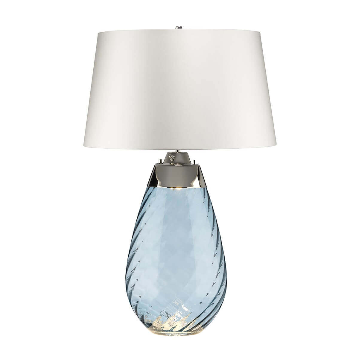 Vue de face de la lampe à poser, abat-jour blanc et socle en verre bleu