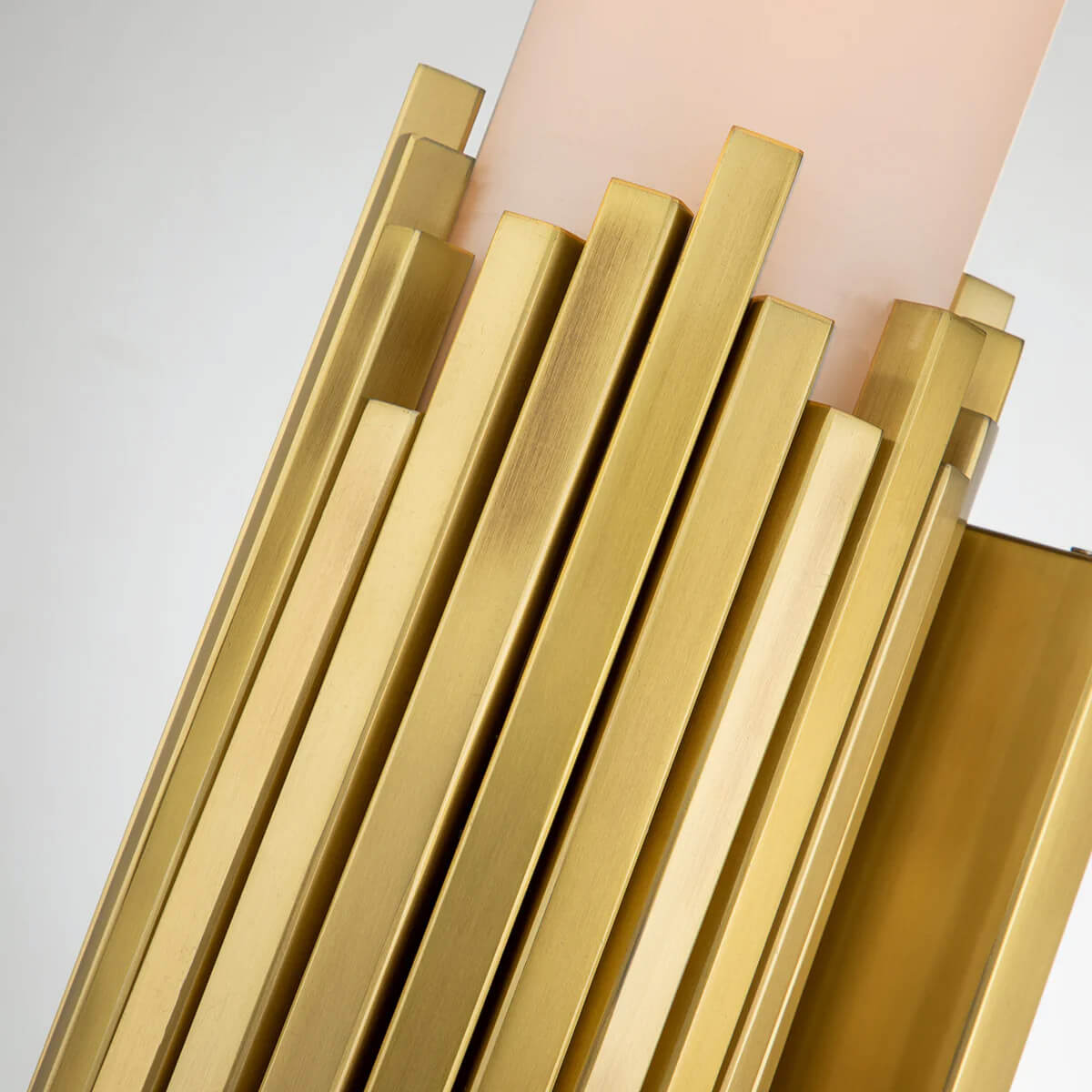 Détail de la finition laiton vieilli, lames verticales superposées