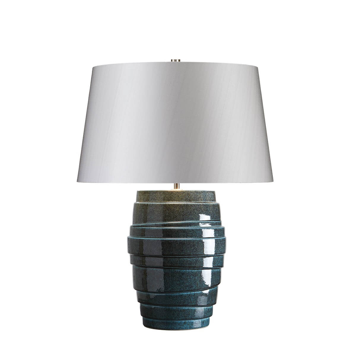 Lampe à poser vue de face, abat-jour blanc et base en céramique bleu-vert