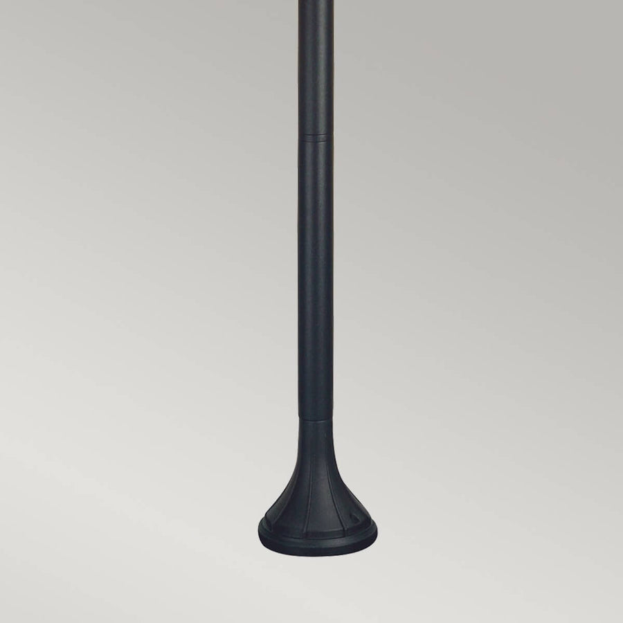 Détail de la base et du bas du pied cylindrique noir.