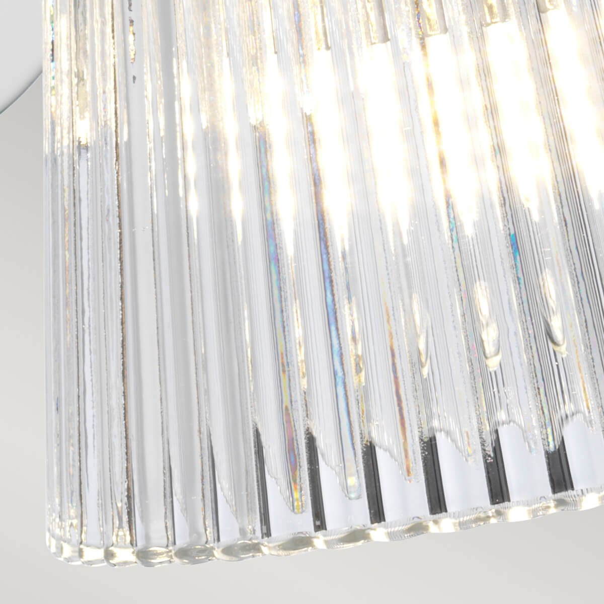 Gros plan sur le verre strié et les jeux de lumière irisés