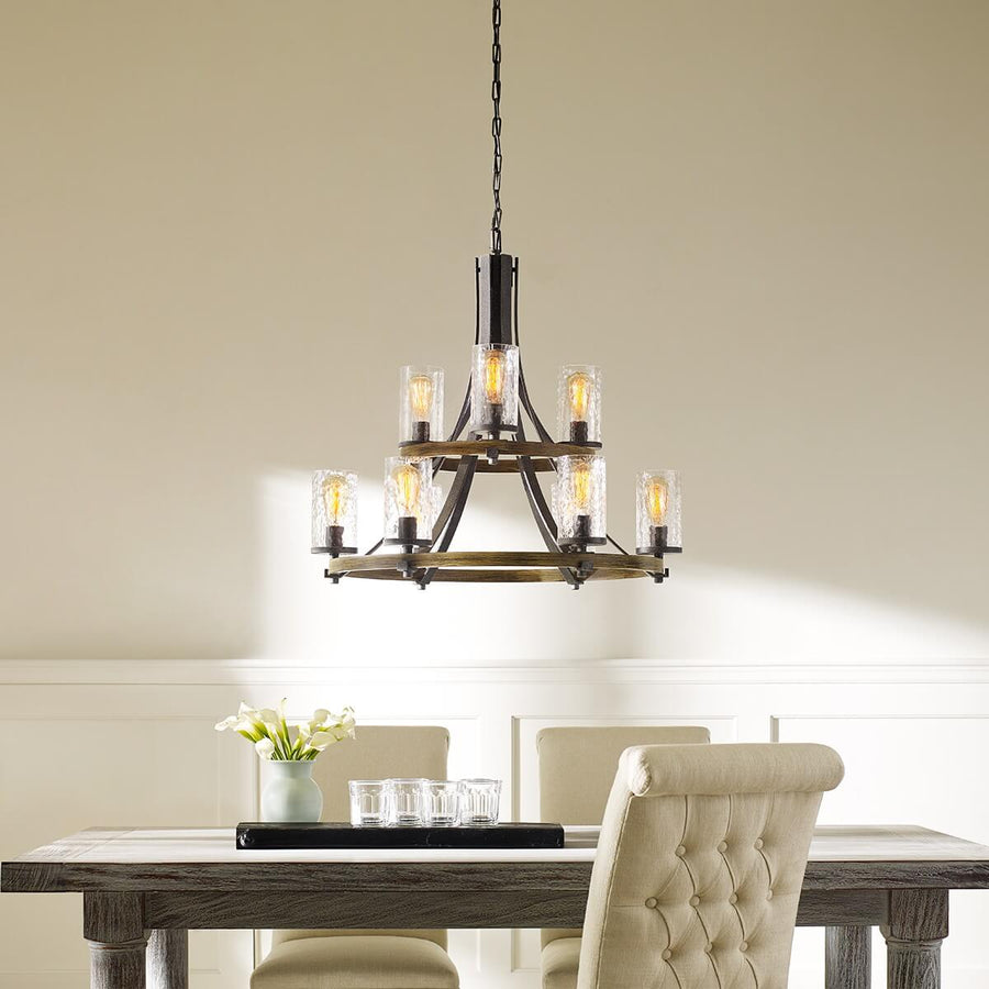 Lustre installé au-dessus d'une table de salle à manger avec fleurs et verres