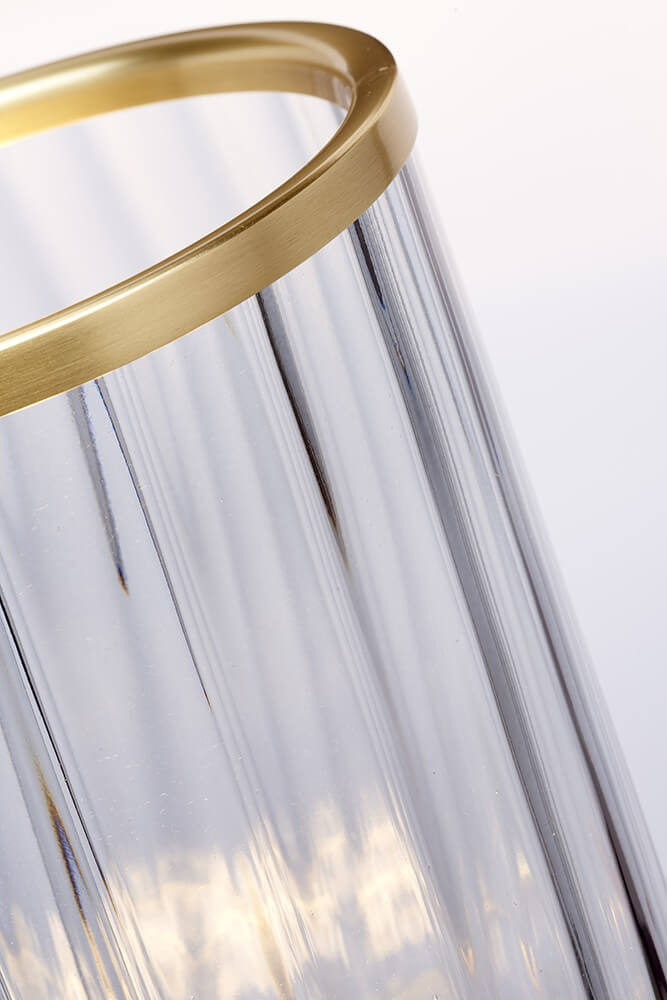 Détail du cerclage en laiton brossé et du verre strié verticalement