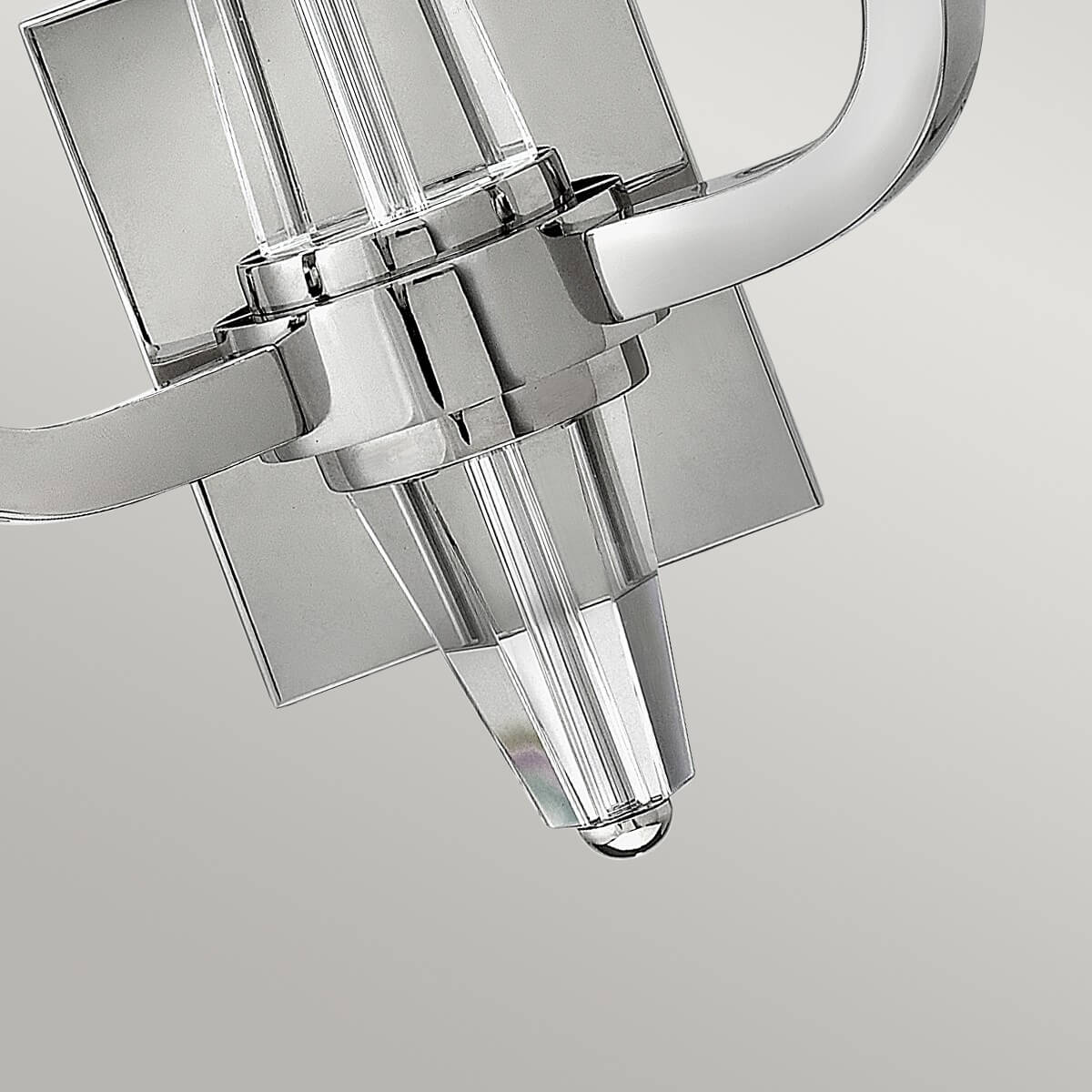 Détail du prisme de cristal taillé en pointe sous la platine carrée