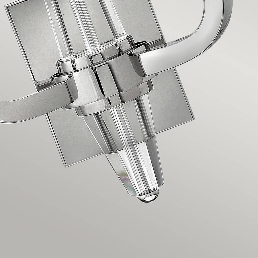 Détail du prisme de cristal taillé en pointe sous la platine carrée