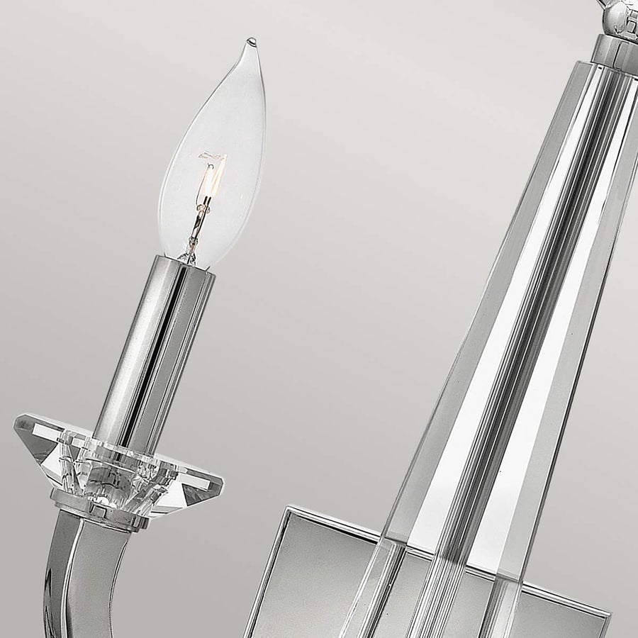 Détail de la douille chromée, bobèche de cristal et ampoule en forme de flamme