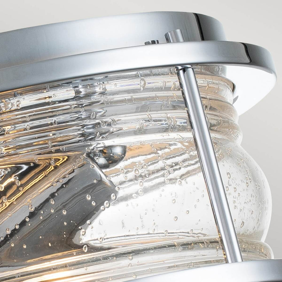 Gros plan sur le verre à bulles et reflets dorés des ampoules
