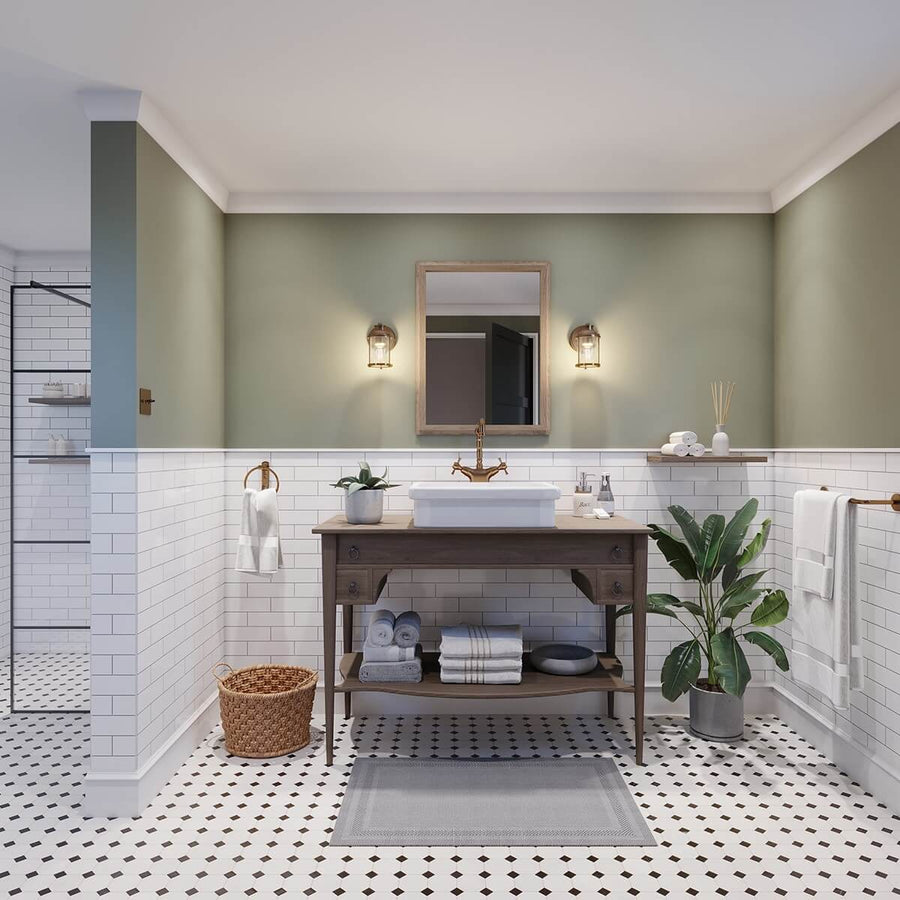 Vue d'ensemble de la salle de bain aménagée montrant les appliques allumées