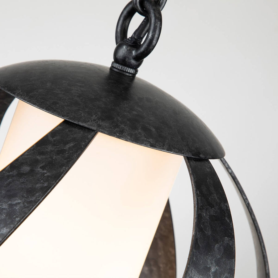 Suspension extérieure Blacksmith noire et opale, verre