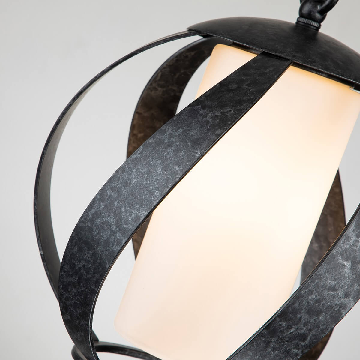 Suspension extérieure Blacksmith noire et opale, verre
