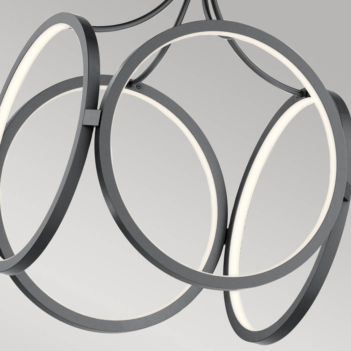 Gros plan sur les anneaux noirs et le bandeau LED blanc intégré.