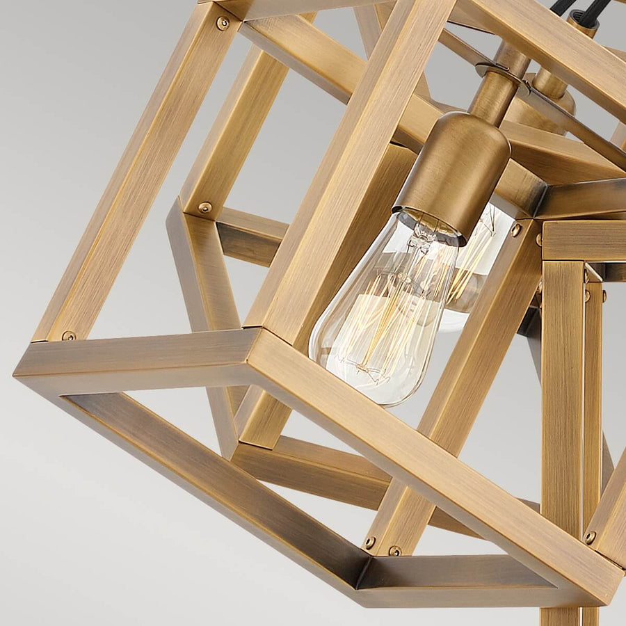 Zoom sur une cage cubique en laiton et son ampoule à filament transparente