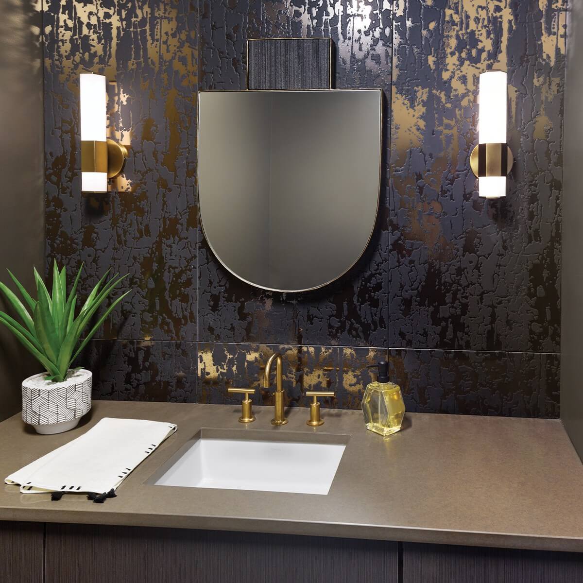 Mise en ambiance : deux appliques allumées de part et d'autre d'un miroir de salle de bain