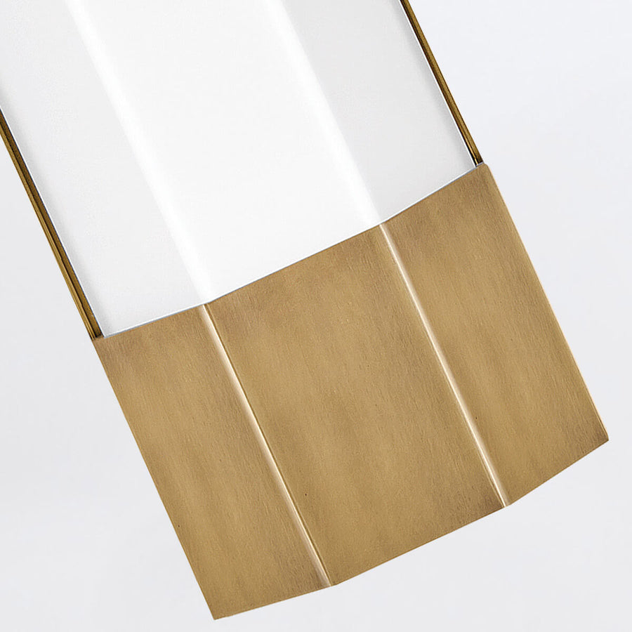 Détail du bas facetté en laiton brossé et du verre