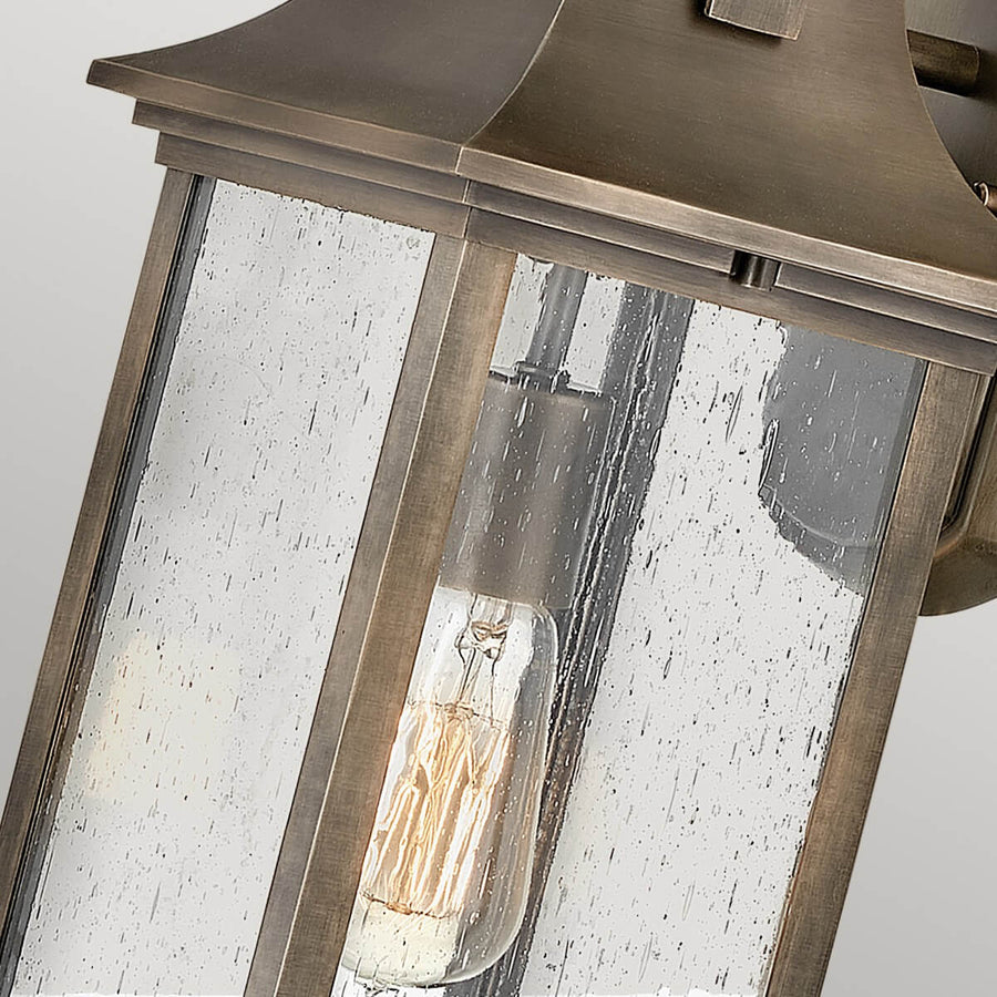 Gros plan du verre strié et de l'ampoule à filament allumée