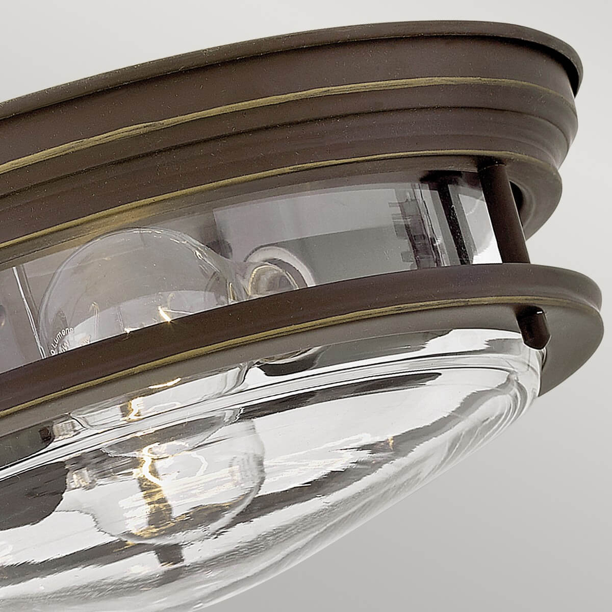 Détail du verre bombé transparent laissant voir les deux ampoules allumées