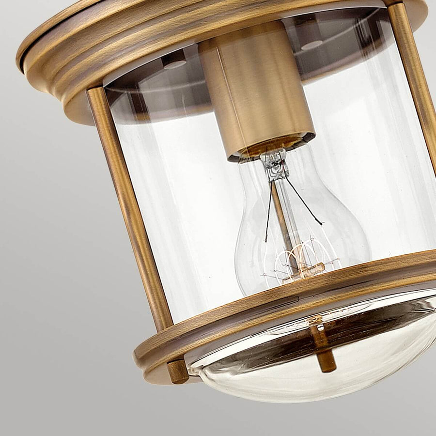 Gros plan en contre-plongée montrant la monture métallique bronze et le verre transparent