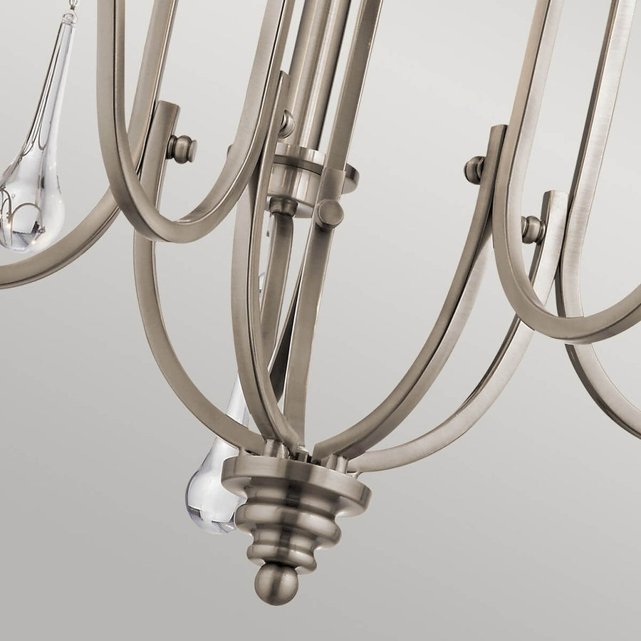 Détail du bas du luminaire, finial métallique brossé et larme de cristal