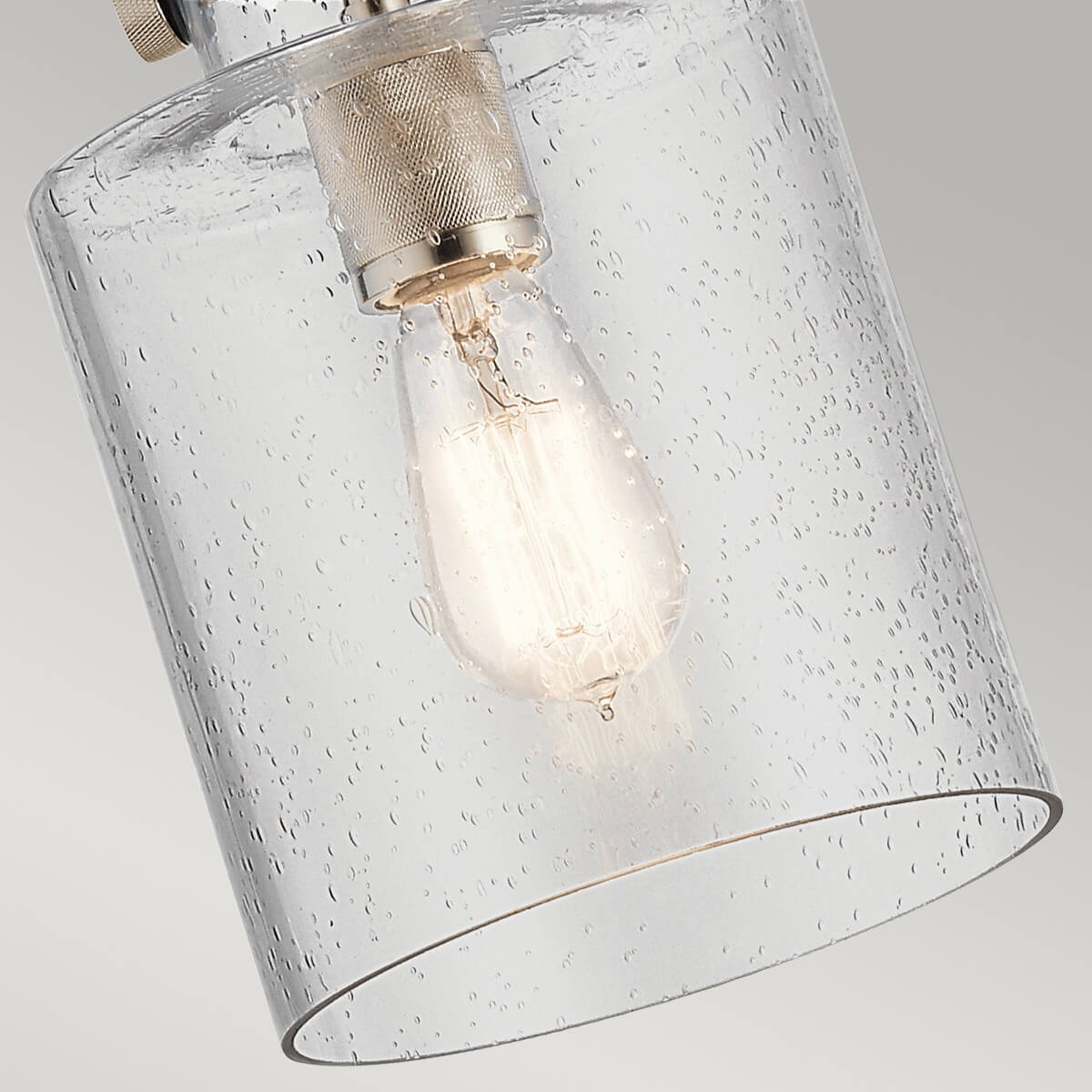 Vue rapprochée de l'ampoule à filament dans le verre moucheté transparent
