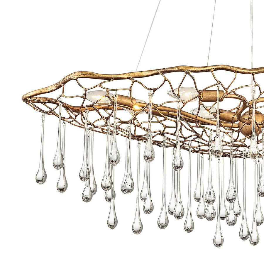 Gros plan sur la structure dorée en forme de branches et les gouttes de verre