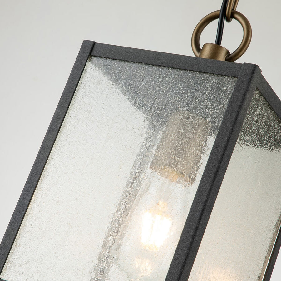 Gros plan sur le verre texturé et l'ampoule allumée à l'intérieur.