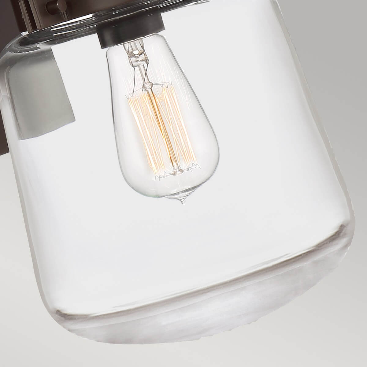 Gros plan du globe en verre transparent et de l'ampoule Edison allumée.