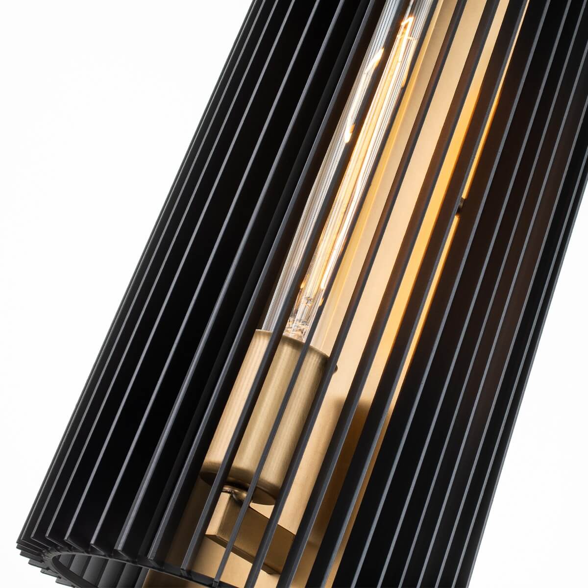 Vue en plongée sur l'intérieur doré, la douille brossée et le bas du luminaire