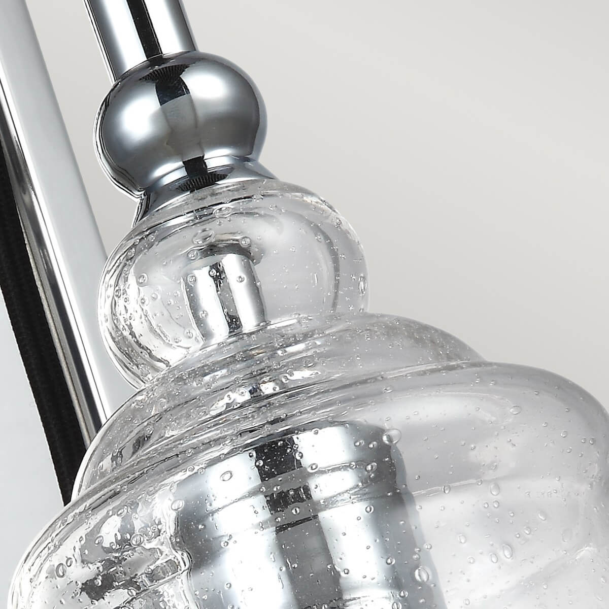 Détail du verre soufflé moucheté et de la bague chromée supérieure