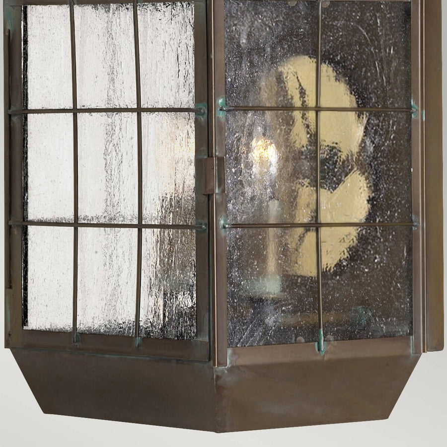 Vue rapprochée du bas de la lanterne et reflet chaud à travers le verre texturé