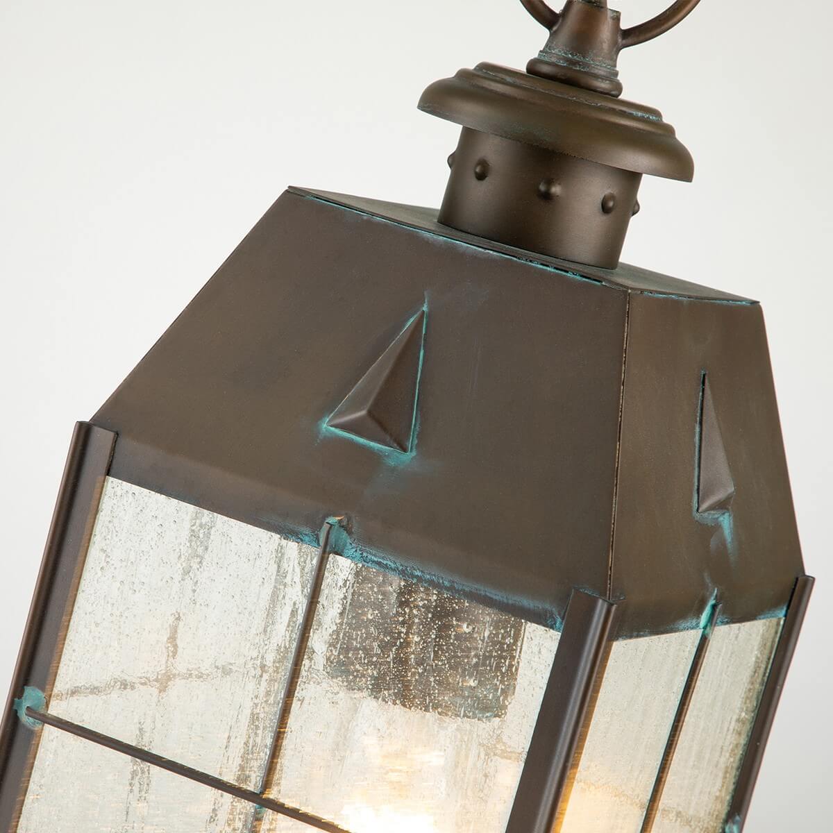 Détail du sommet en laiton vieilli avec patine verte et verre grêlé