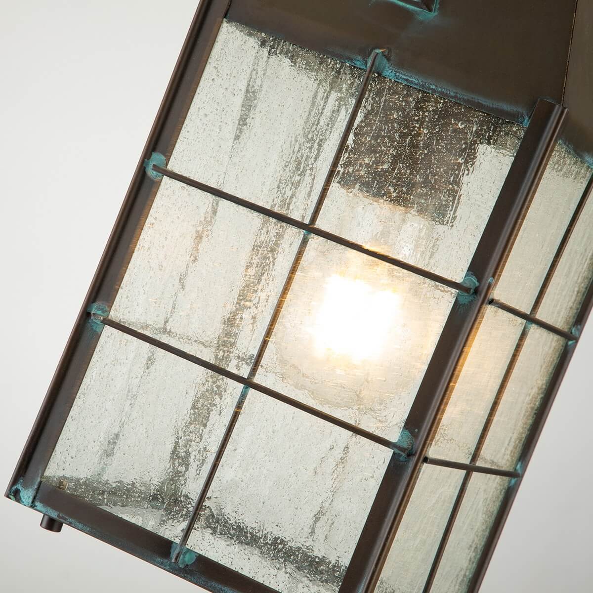 Vue plongeante sur les panneaux de verre grêlé et l'ampoule allumée