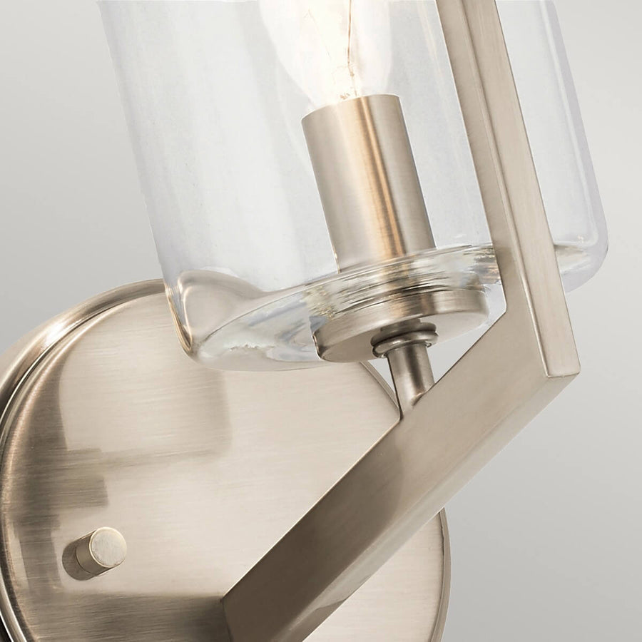 Gros plan sur la douille, le support métallique et la base du verre.